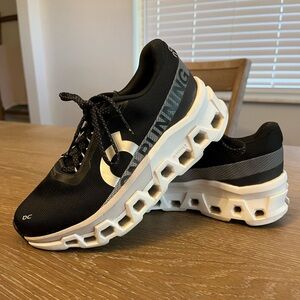 New On Women’s Cloudmonster Size 6 Running Shoes